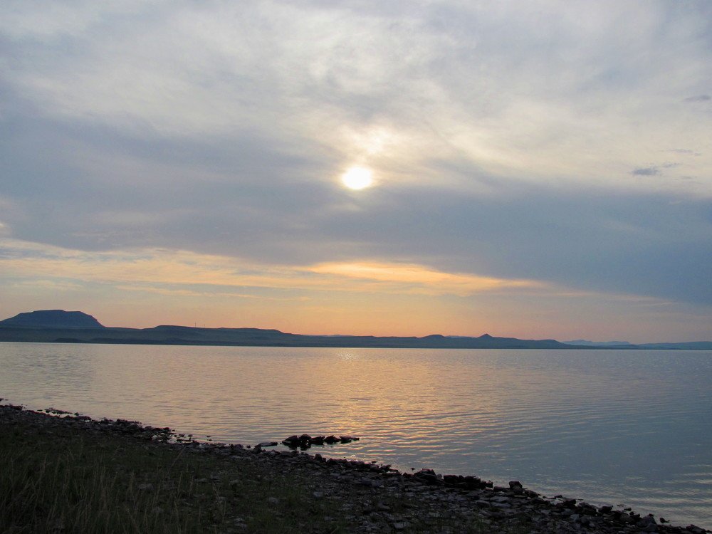 На рассвете.