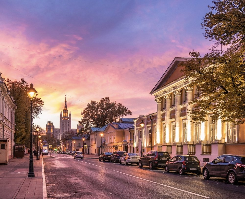 Большая Никитская улица на закате