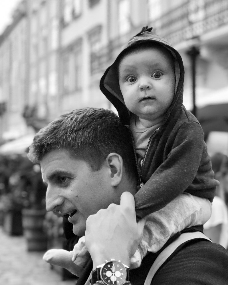 Удивленный взгляд сына