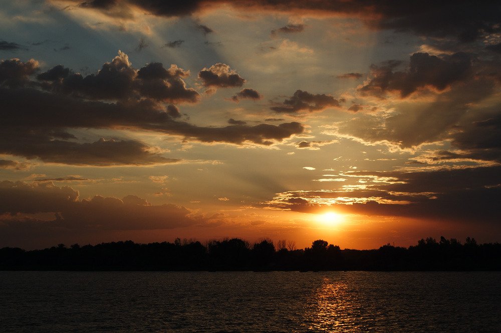 Закат на реке