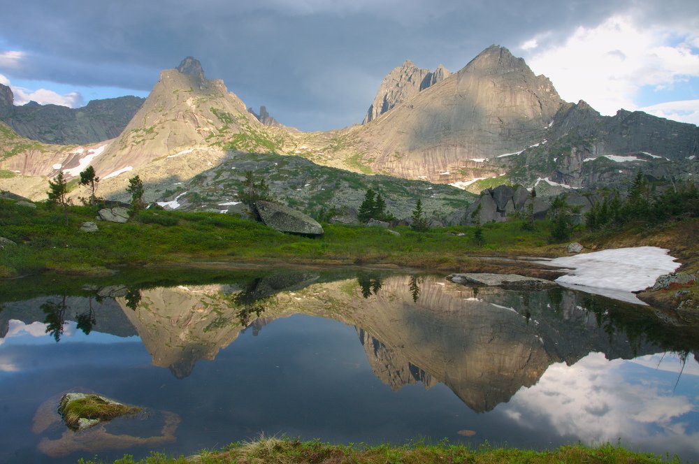 Пространство гор, через отражение