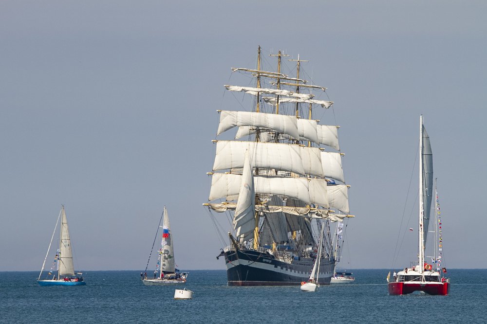 парусник «Крузенштерн» на входе в Севастополь