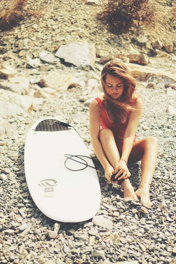 Девушка с доской для сёрфинга
