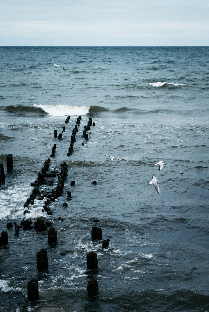 А море все бушует...