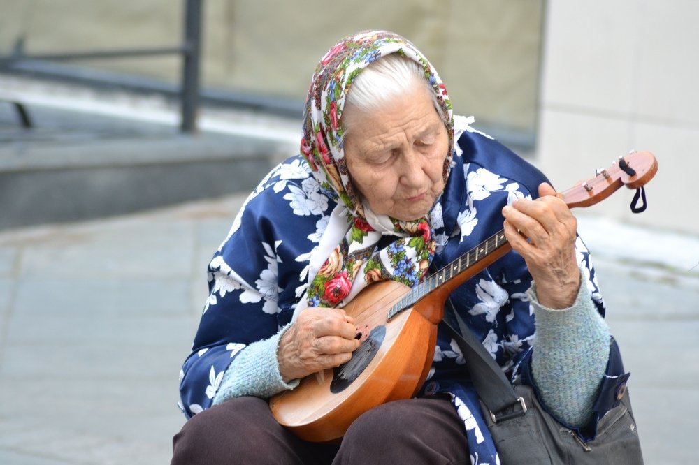 Бабушка  в центре города