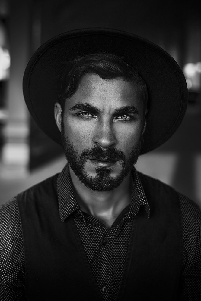 Черно белый портрет мужчины в шляпе