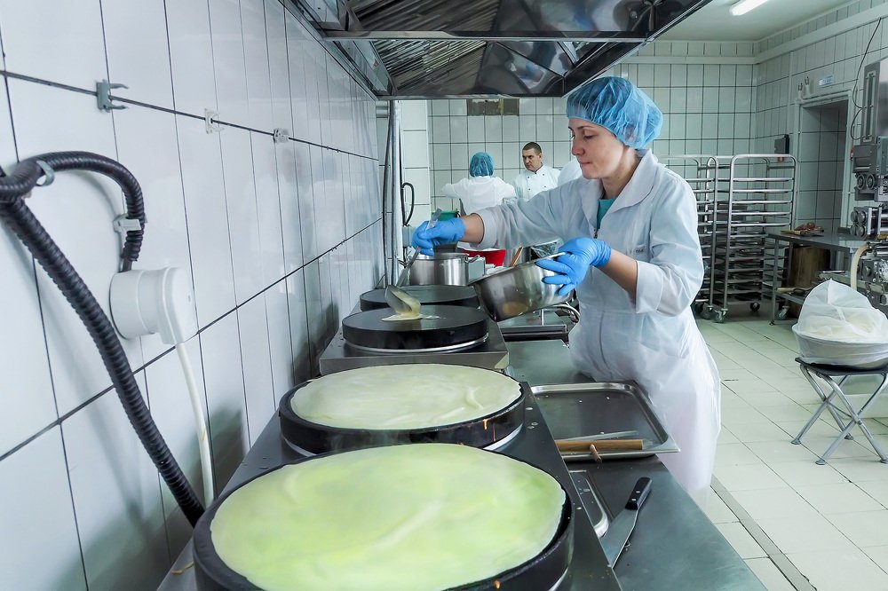 Печём блины на Масленицу.