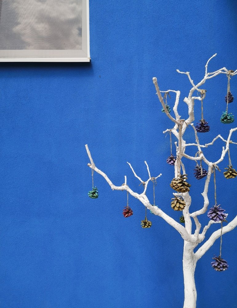 Декор на фоне стены