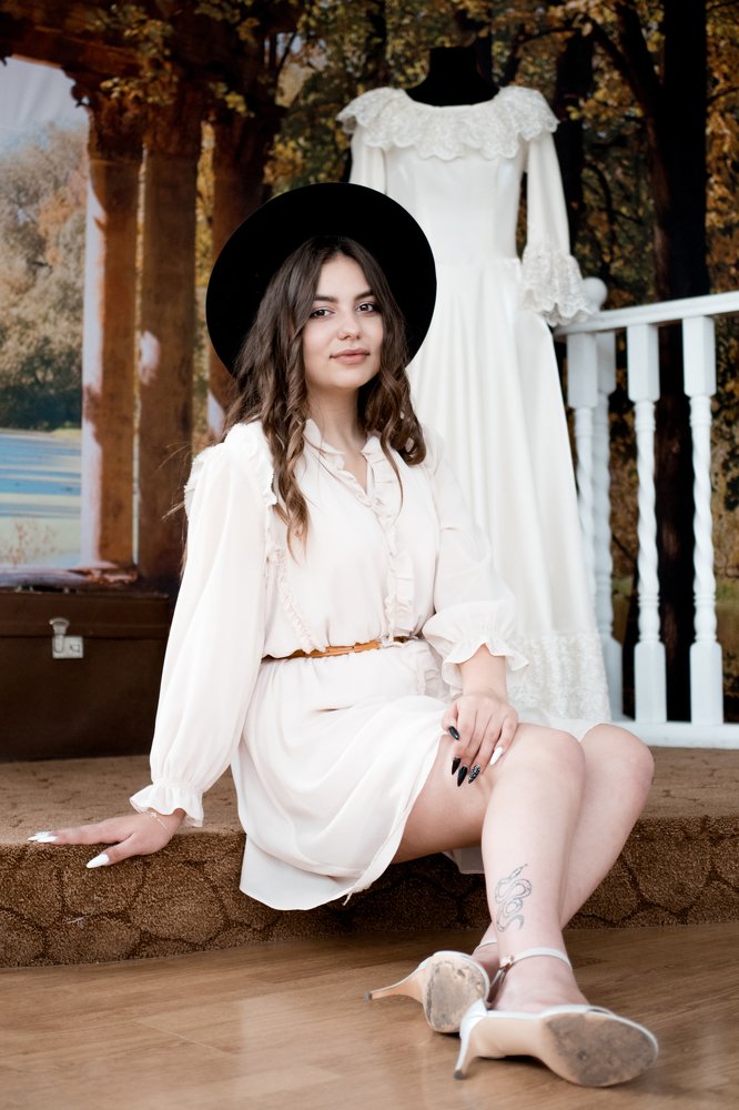 Девушка в музее 2