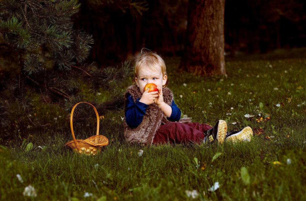мальчик с яблоком