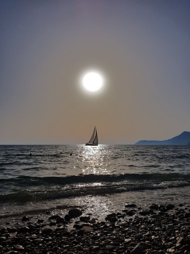 Морской закат с парусником