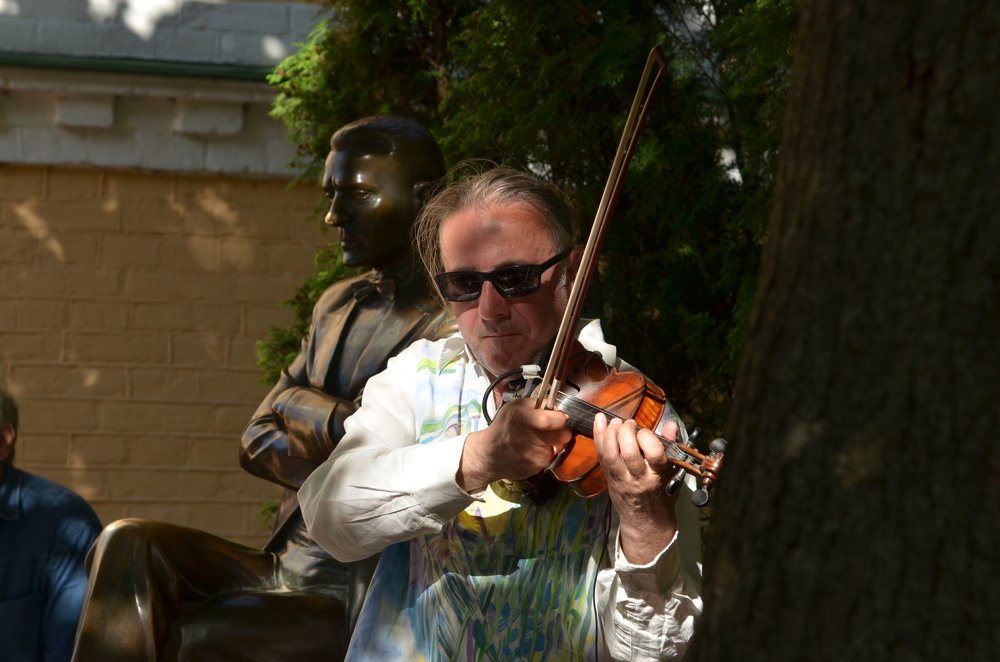 И только музыка одна!