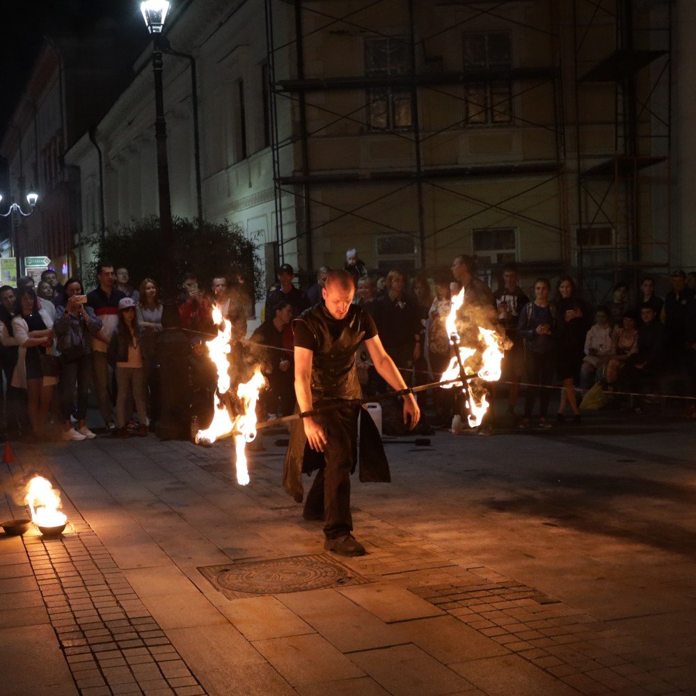 Танец с огнем - уличный артист