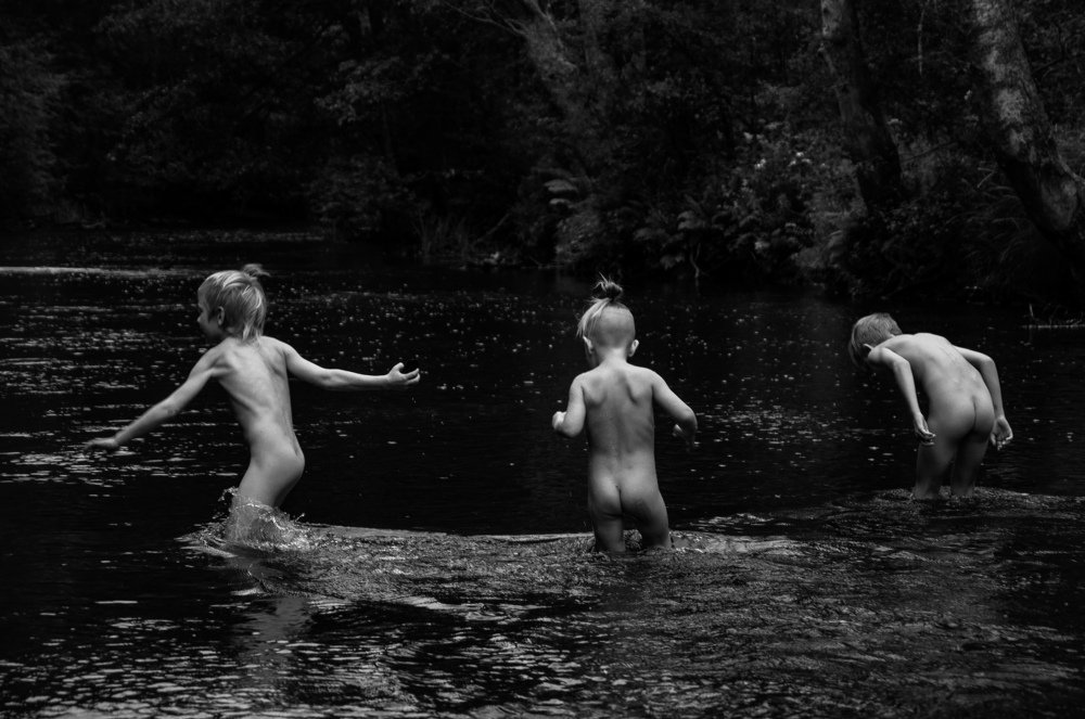 Дети на речке