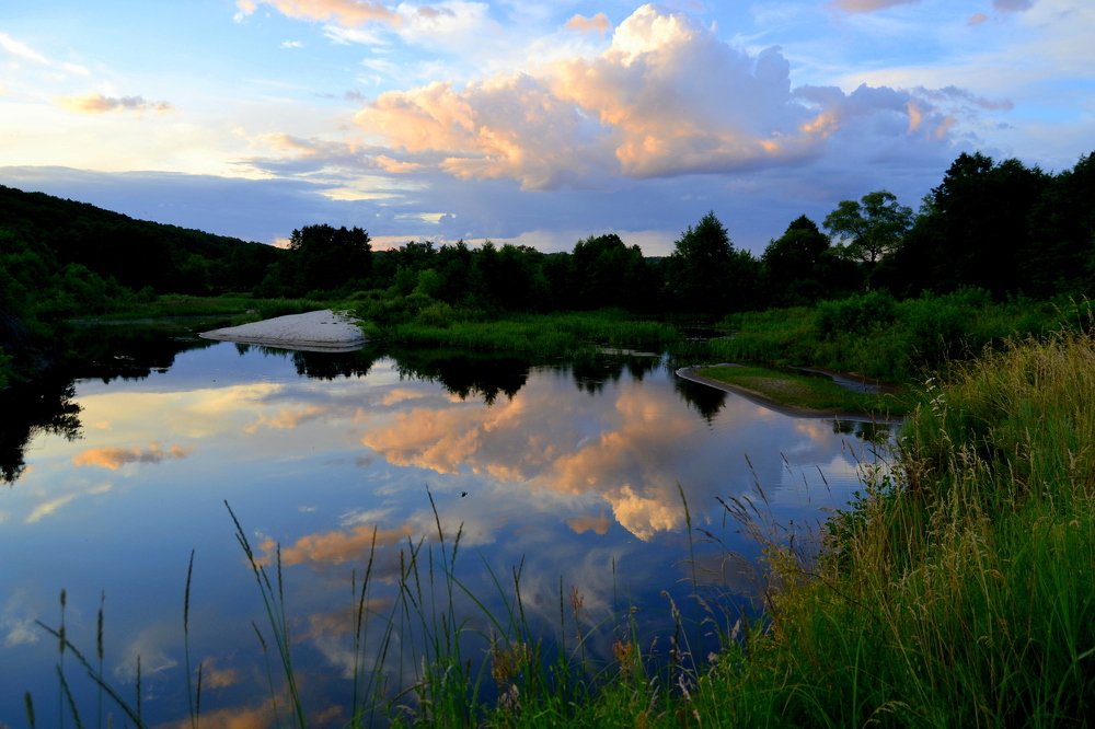 Облака купаются в реке.