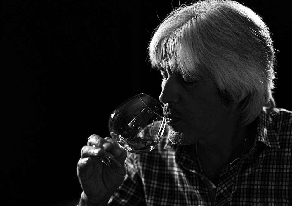 Коньяк - цвет янтаря в фужере...