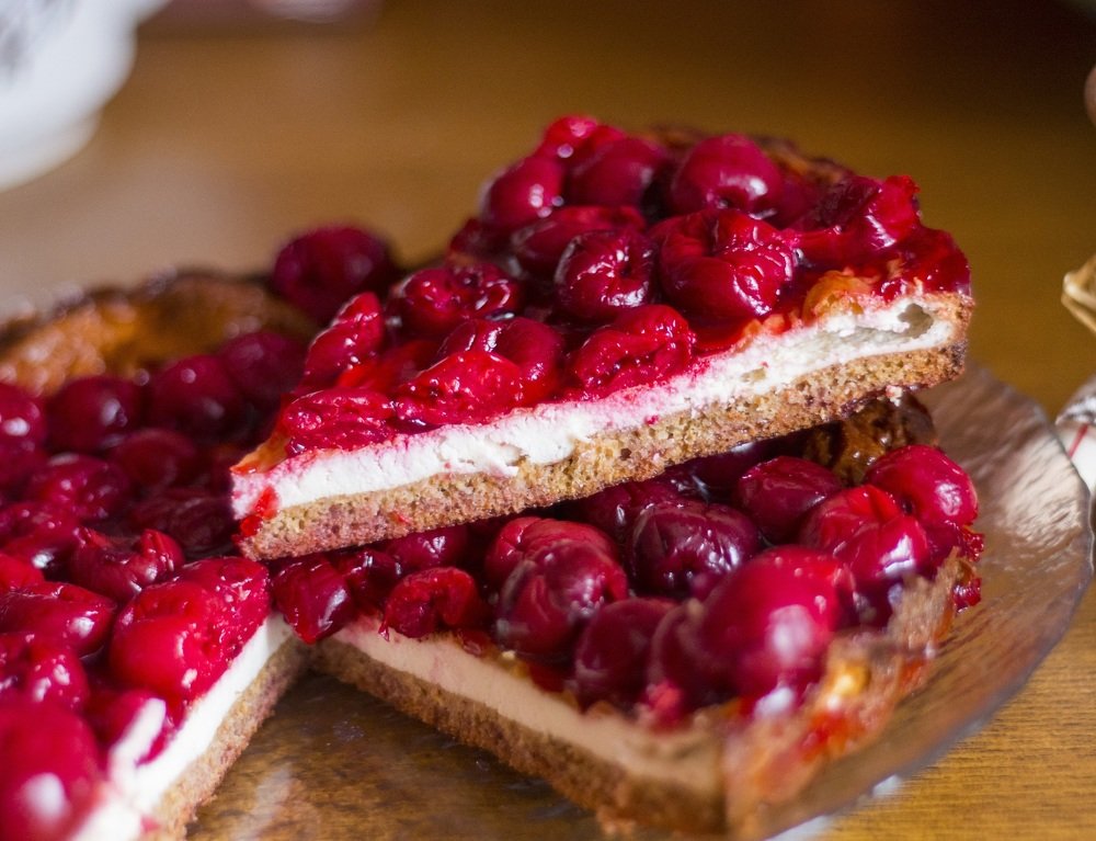 Полезный десерт с творогом и вишней