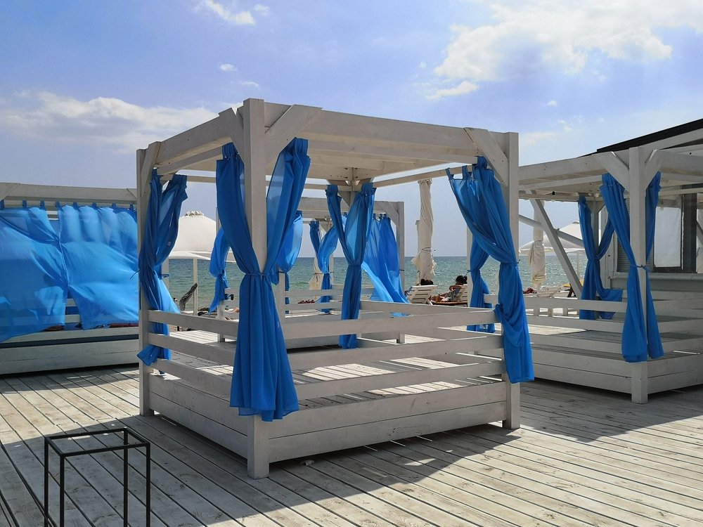 Беседка для отдыха возле моря