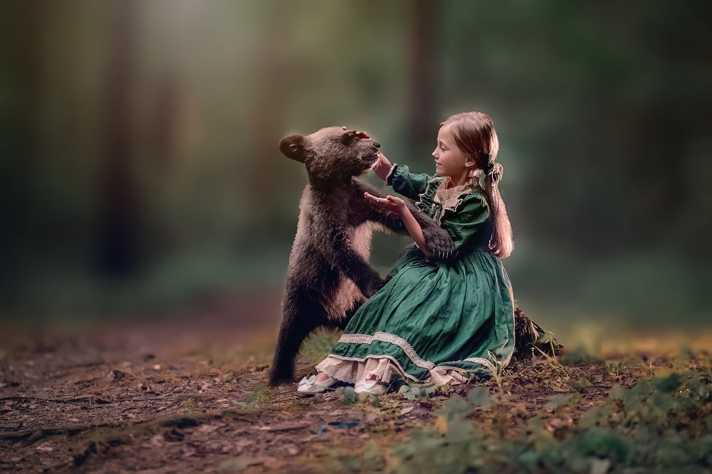 Девочка с мишкой в лесу