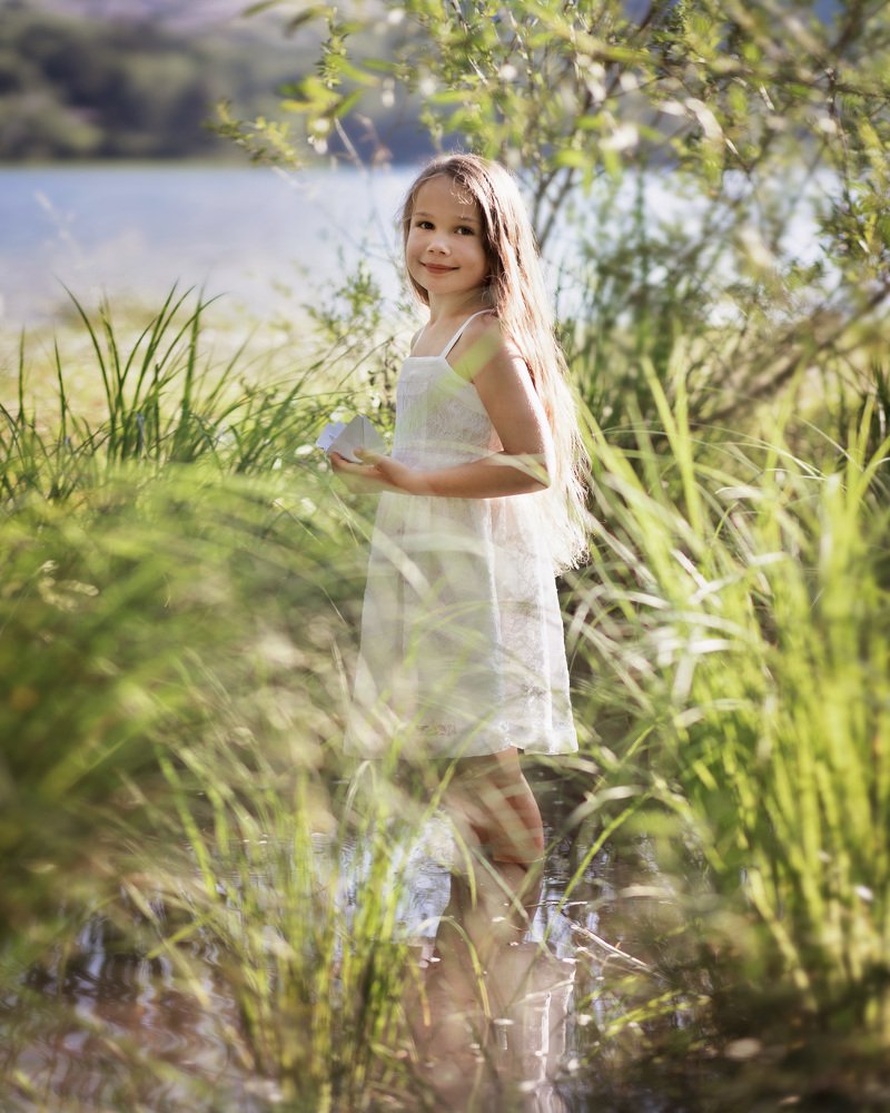 Девочка с корабликом