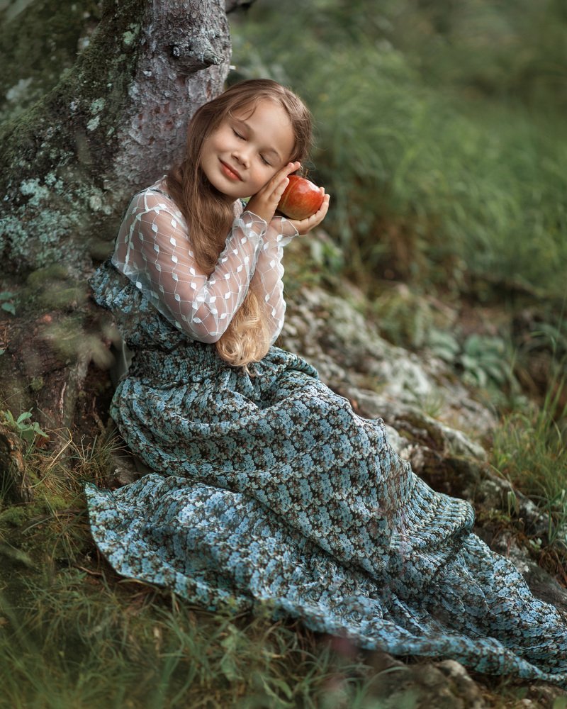 Девочка с яблоком