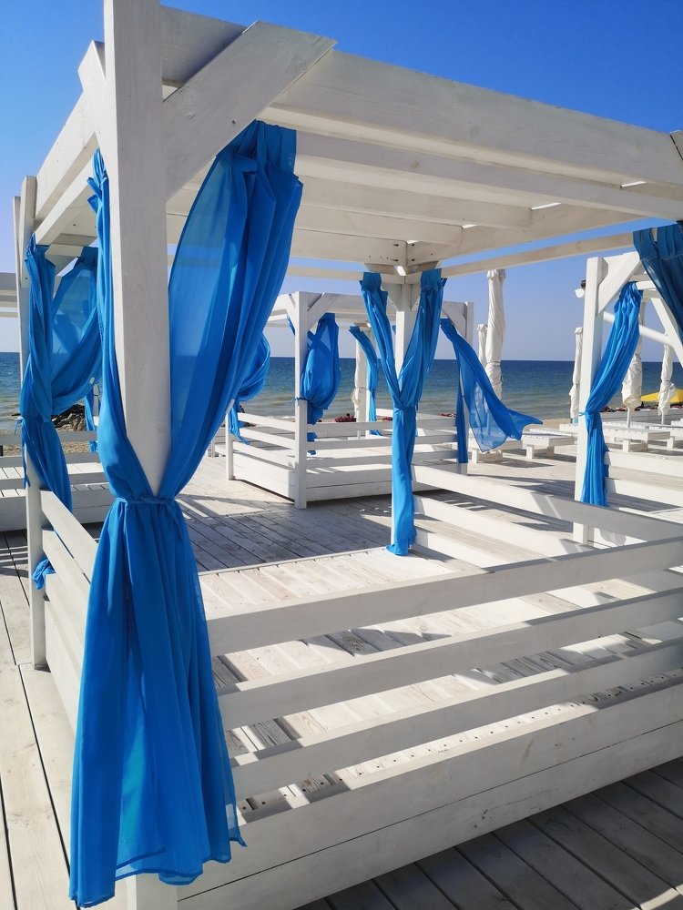 Беседка для отдыха возле моря