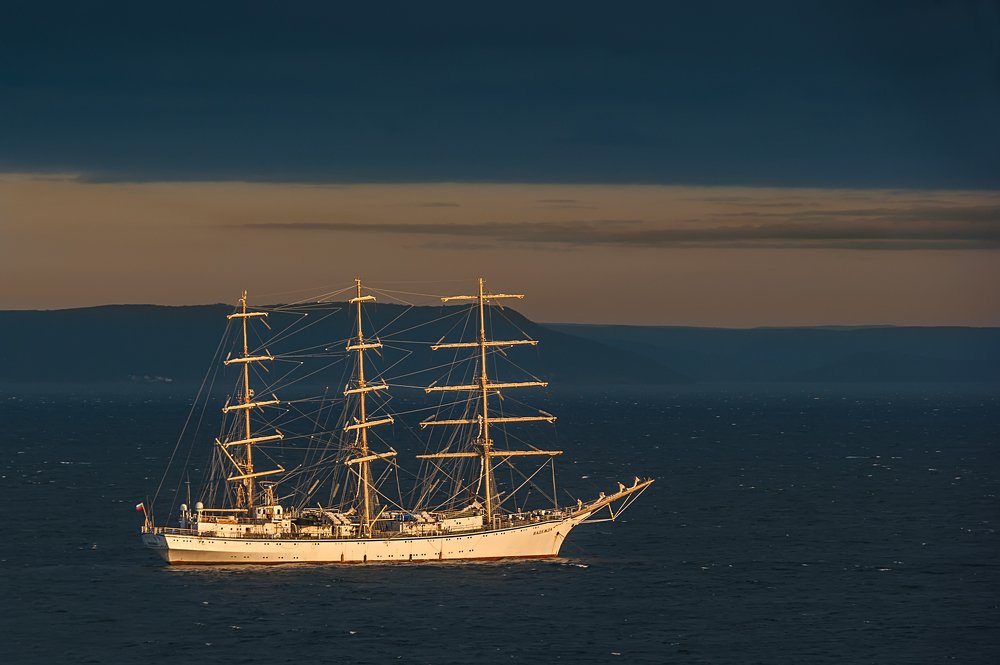 В золотых лучах.