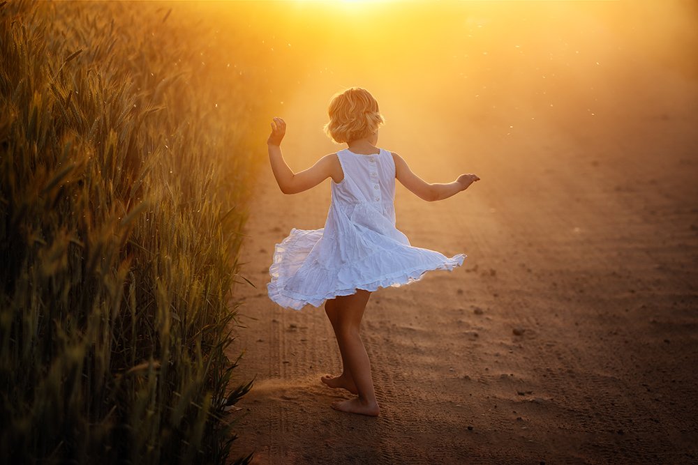 А девочка танцует