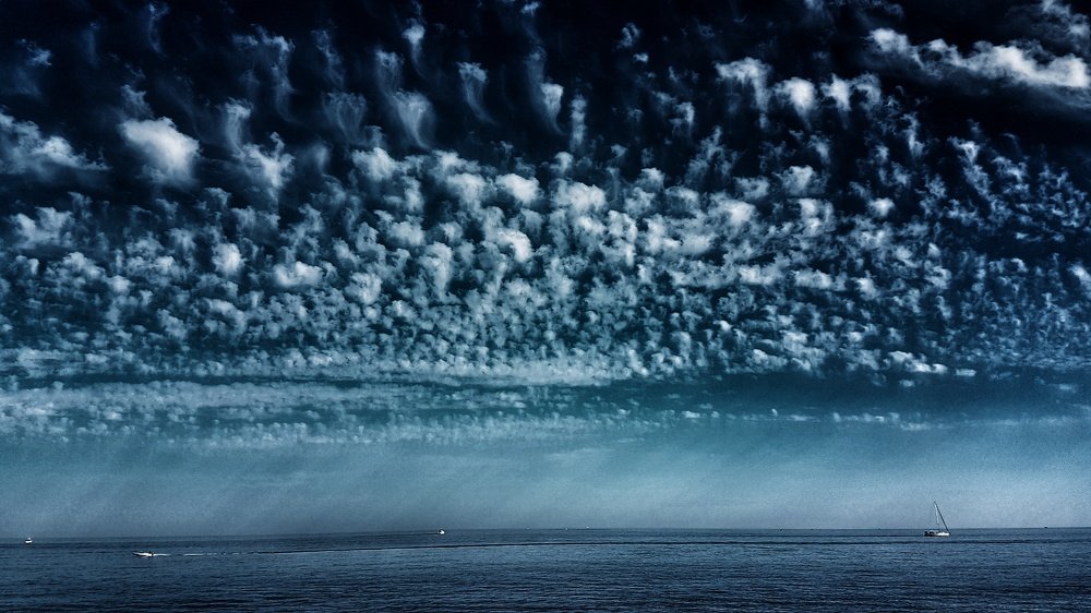 Облака над морем.