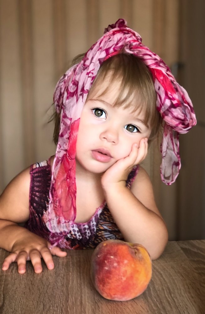 Девочка с персиком