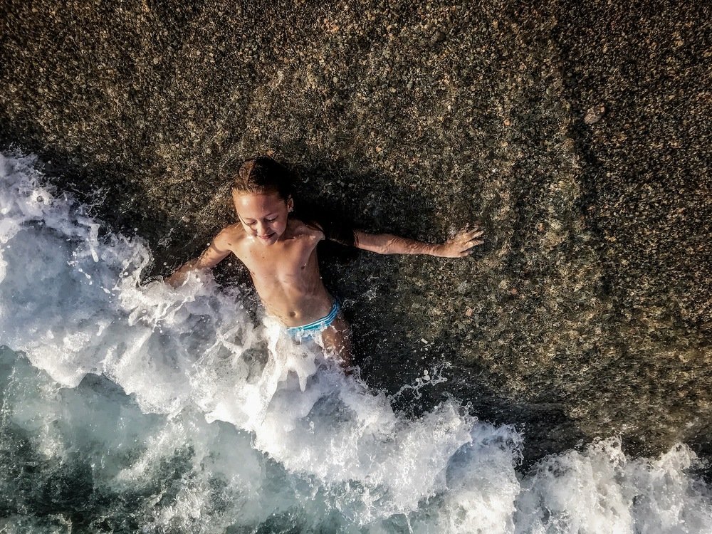 Обнимаясь с морем