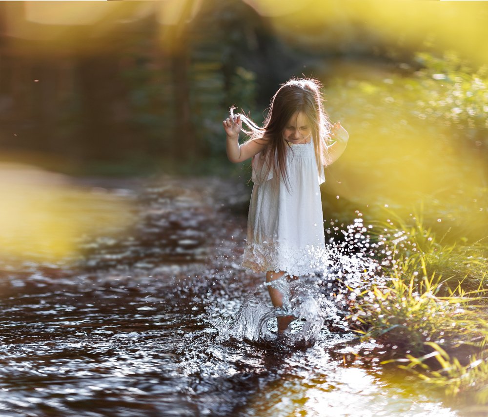 У реки девчонка)