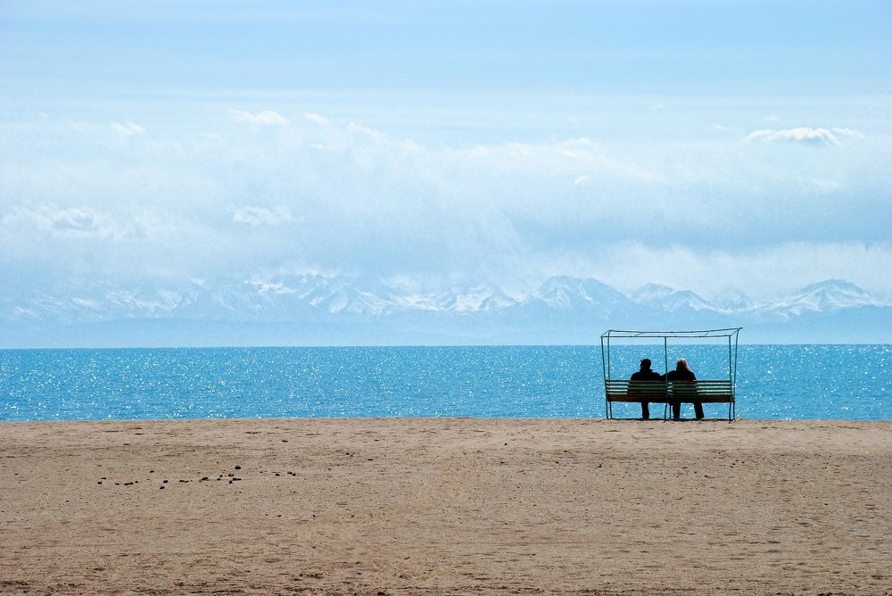 Двое на озере Иссык-Куль в Киргизии