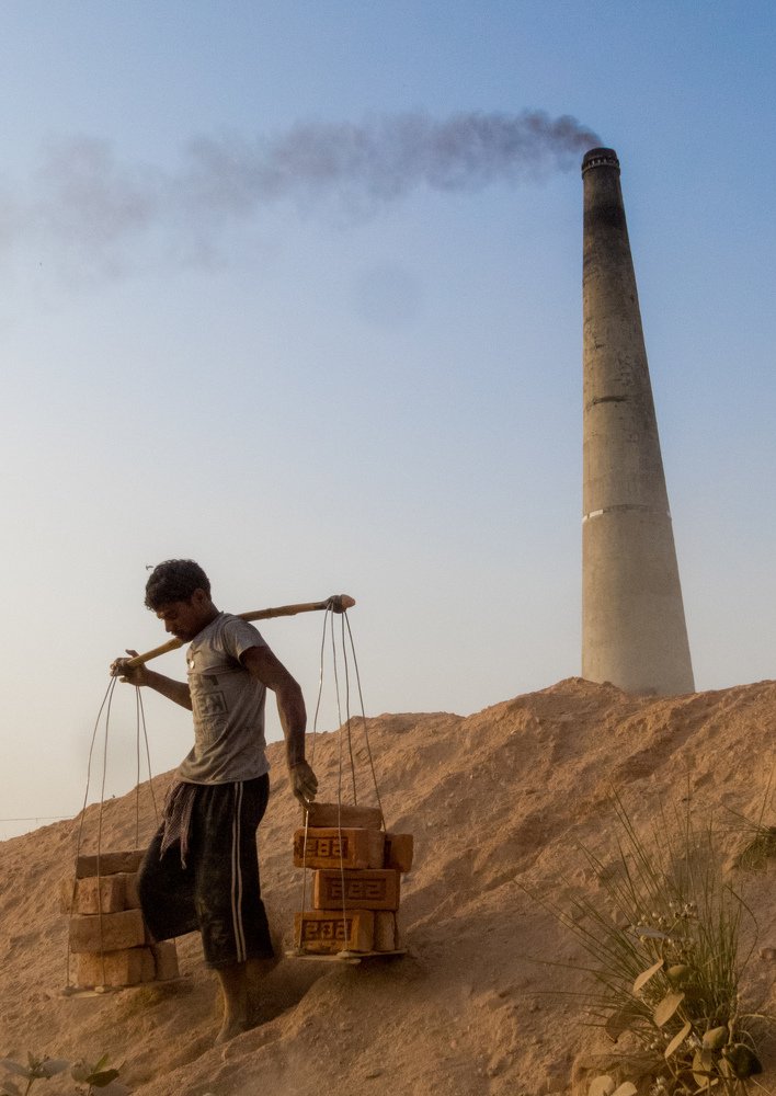Unloading baked bricks