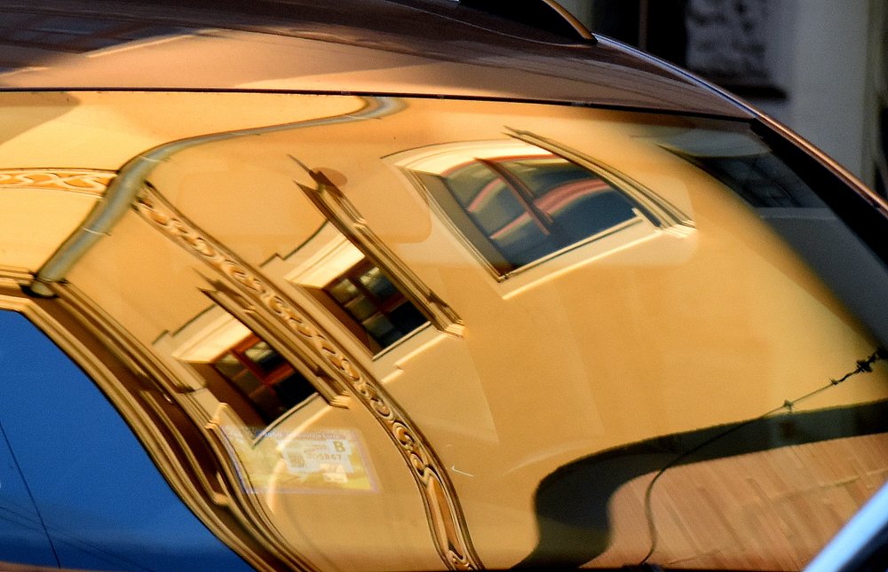 Yellow car reflection / Отражение желтого автомобиля