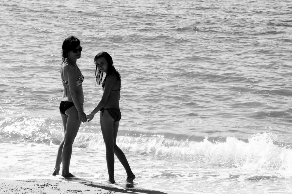 мама и дочь на море