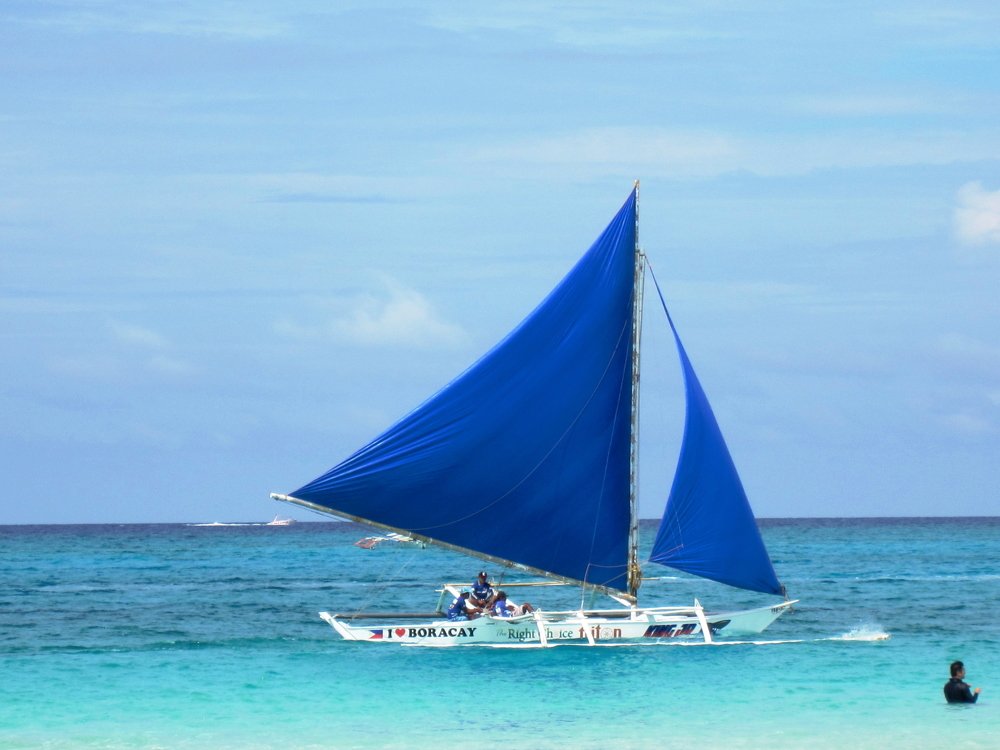 синеет парус