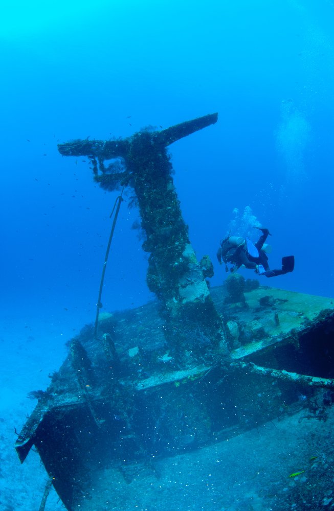 2 divers next to the Mast and the Truck of Mama Viña