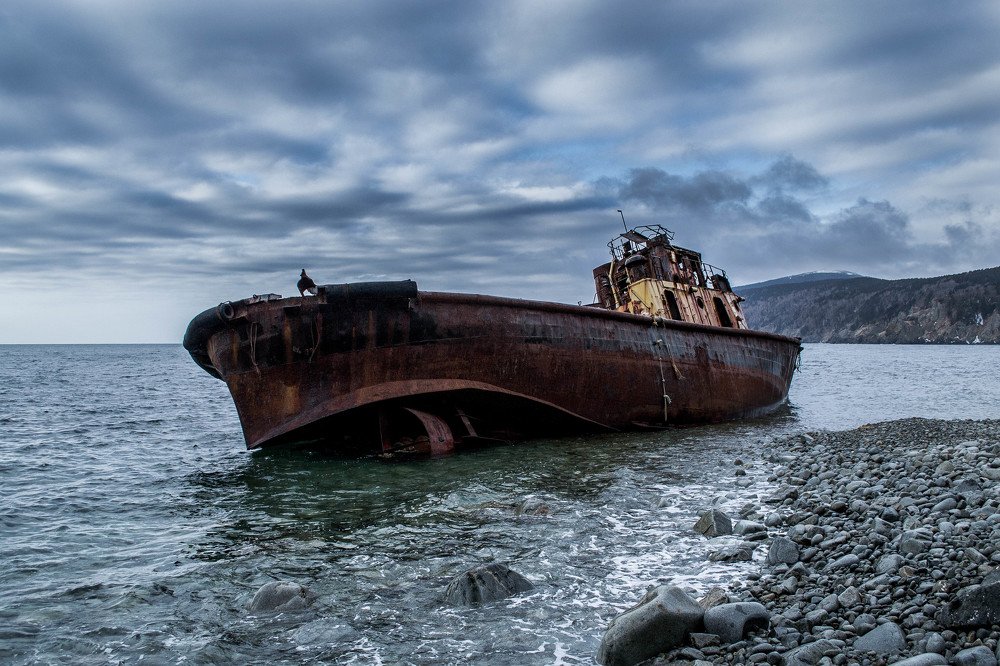 Словно кит, выбросившийся на берег...