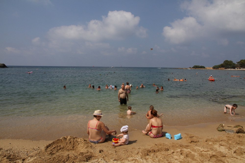 Дети  отдыхают на море