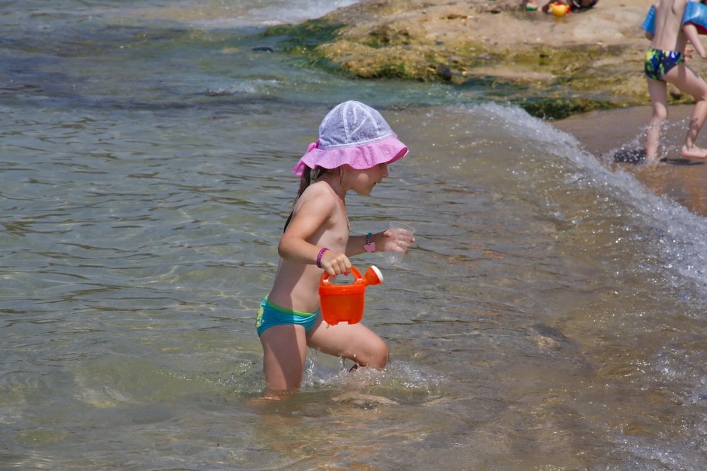 Девочка с лейкой