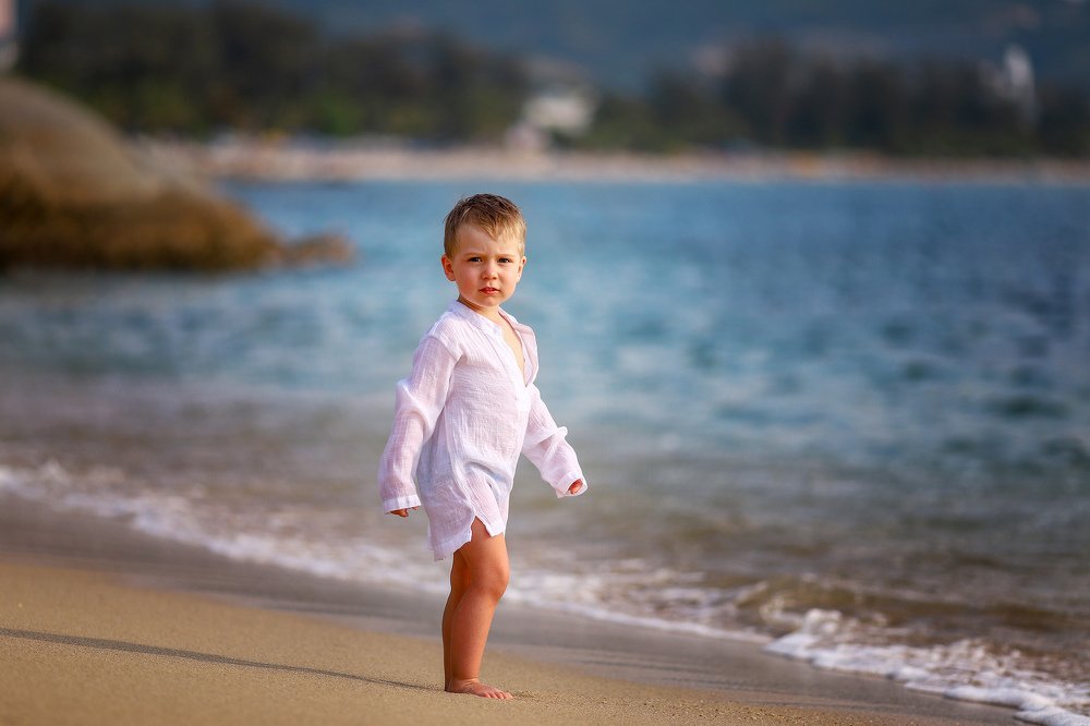 Малыш на берегу