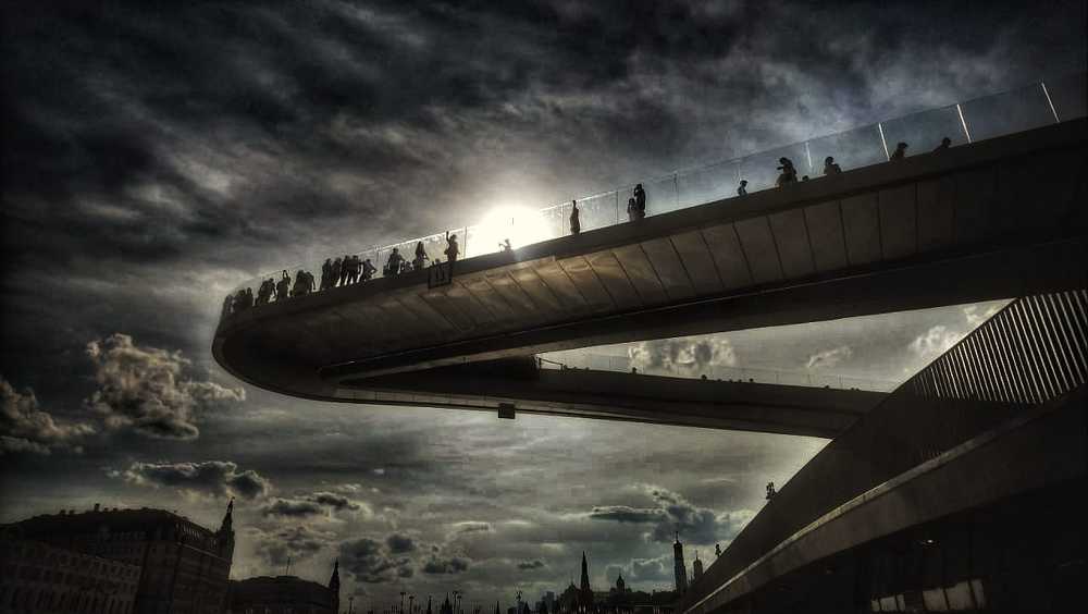 Люди над городом