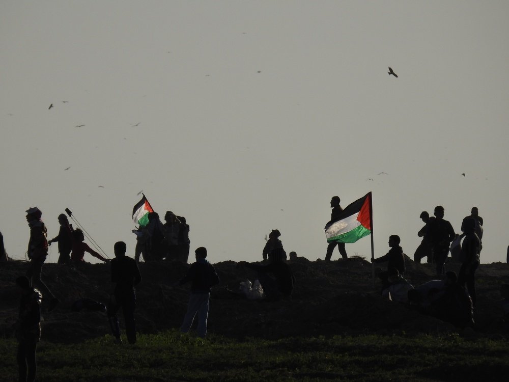 Raise the Palestinian flag at the border in conjunction with participation in the marches of return
