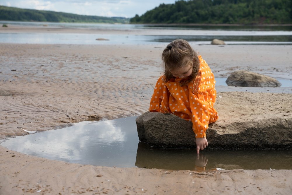Девочка у реки