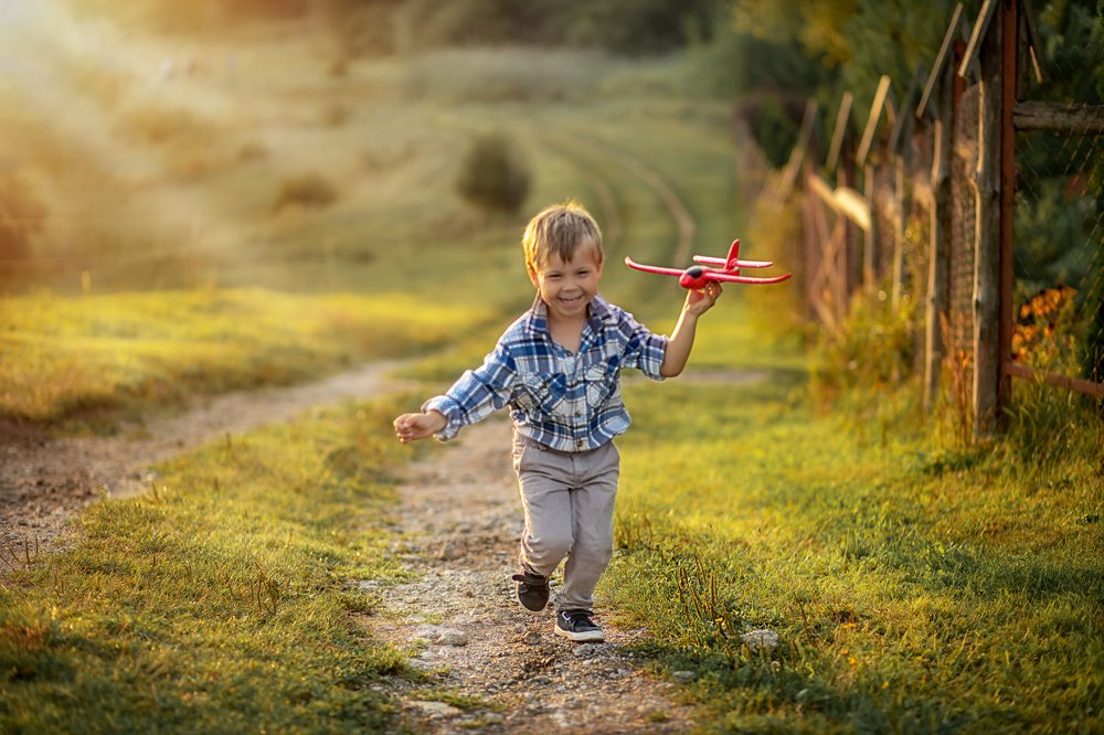 мальчик и самолет