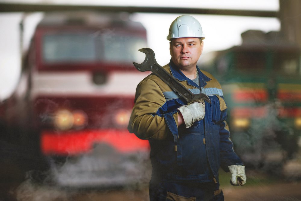 Работник локомотивного депо