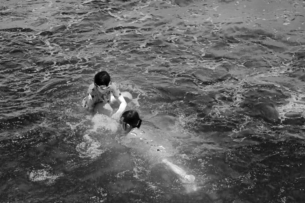 Tung tăng trong biển nước