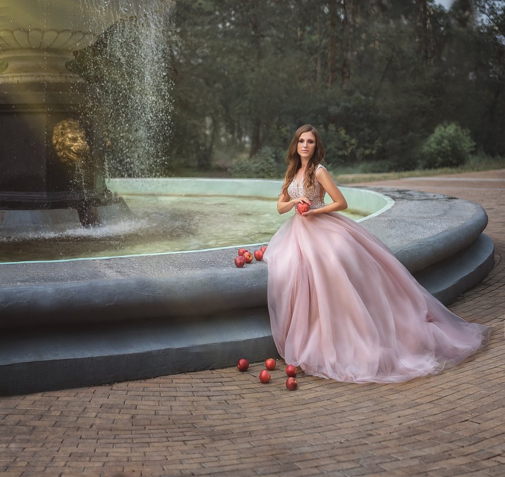 Девушка с яблоками