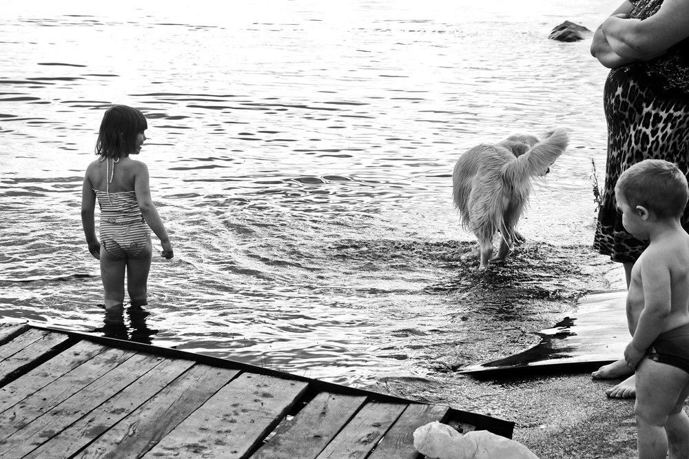 Семья на озере